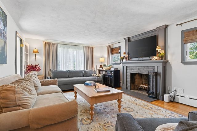 6 Winthrop Dr, Attleboro, MA 02703