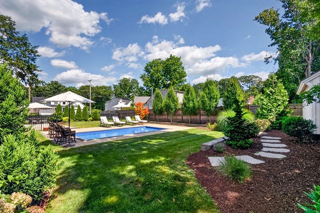6 Winthrop Dr, Attleboro, MA 02703