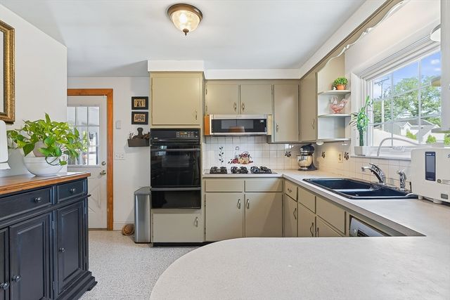 6 Winthrop Dr, Attleboro, MA 02703