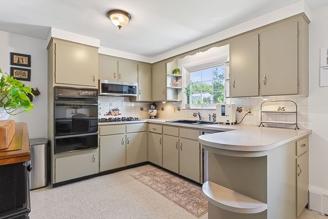 6 Winthrop Dr, Attleboro, MA 02703
