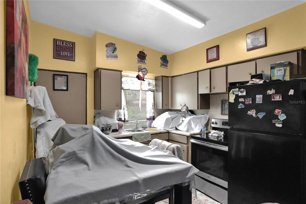 Image 15 of property listing at 1113 S LEE AVENUE, Orlando, FL 32805