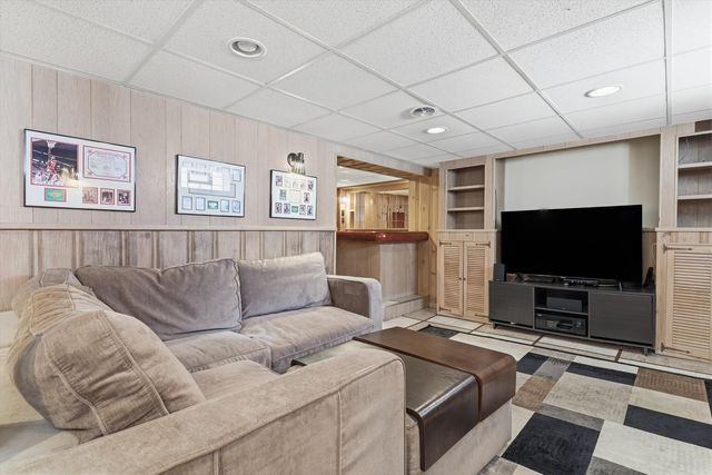 7648 N Osceola Avenue, Niles, IL 60714