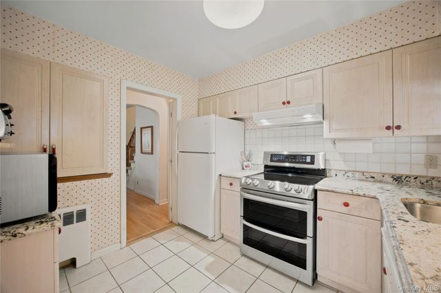 102 Stephan Marc Lane, New Hyde Park, NY 11040