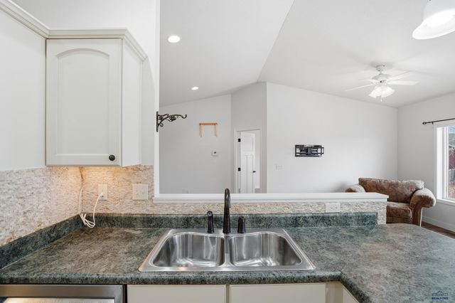 6908 EMERALD HEIGHTS RD, Summerset, SD 57718