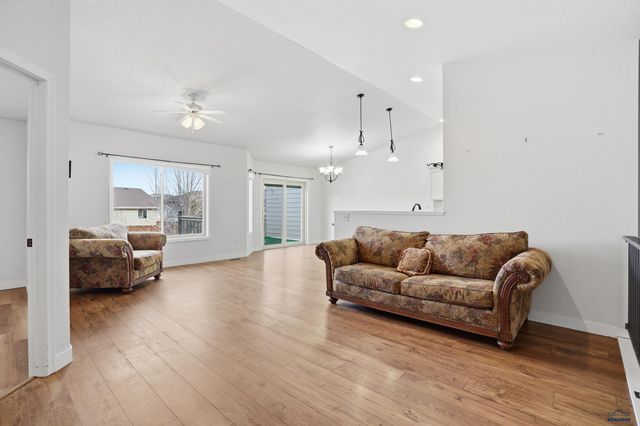 6908 EMERALD HEIGHTS RD, Summerset, SD 57718