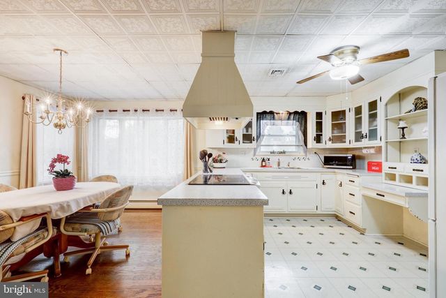 2584 SPRING VALLEY RD, Lancaster, PA 17601