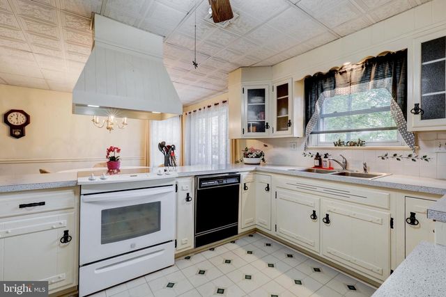2584 SPRING VALLEY RD, Lancaster, PA 17601
