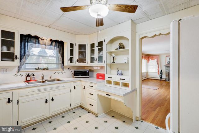 2584 SPRING VALLEY RD, Lancaster, PA 17601