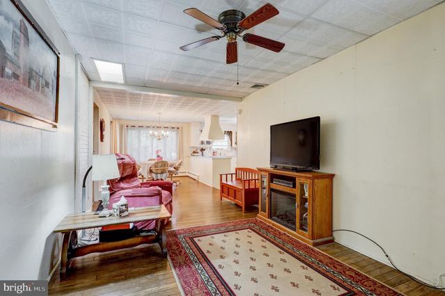 2584 SPRING VALLEY RD, Lancaster, PA 17601