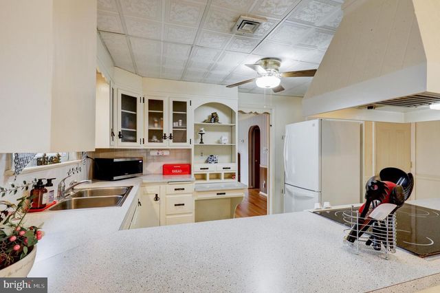 2584 SPRING VALLEY RD, Lancaster, PA 17601
