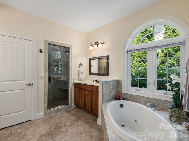 63 Whistlewood Lane, Hendersonville, NC 28739