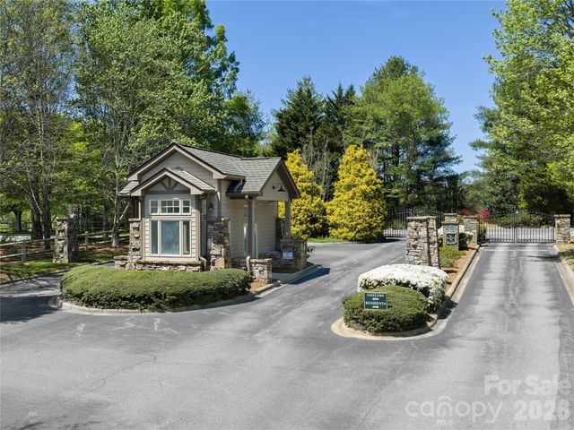 63 Whistlewood Lane, Hendersonville, NC 28739