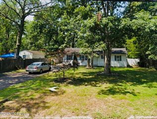 1424 Jeffrey Street, Lakewood, NJ 08701