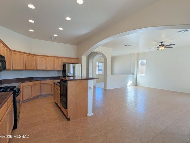 2033 W Acacia Bluffs Drive, Green Valley, AZ 85622