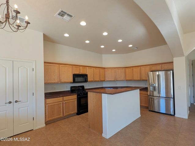 2033 W Acacia Bluffs Drive, Green Valley, AZ 85622