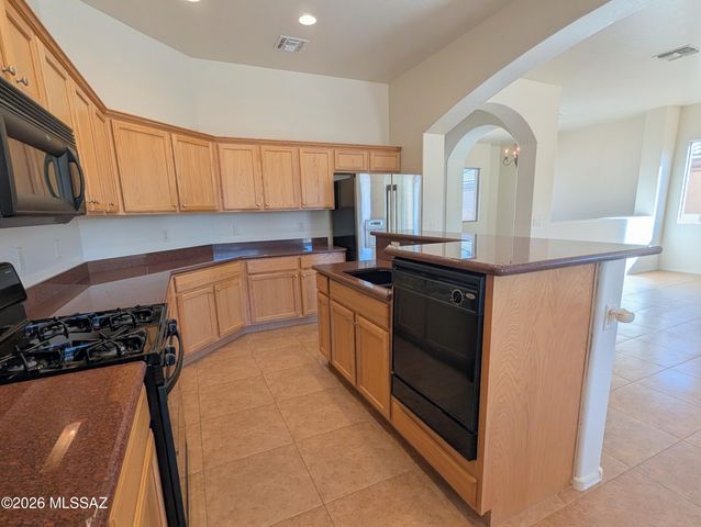 2033 W Acacia Bluffs Drive, Green Valley, AZ 85622