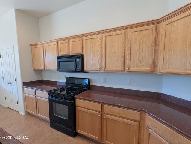 2033 W Acacia Bluffs Drive, Green Valley, AZ 85622