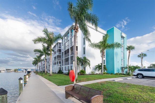 4900 38TH WAY S 302, St Petersburg, FL 33711