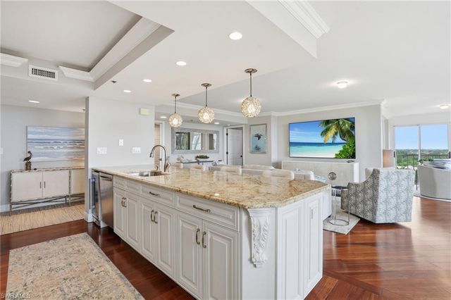 6585 Nicholas BLVD 902, Naples, FL 34108