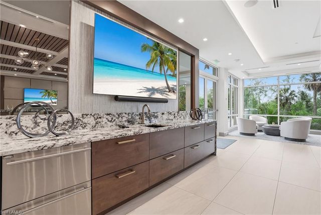 6585 Nicholas BLVD 902, Naples, FL 34108