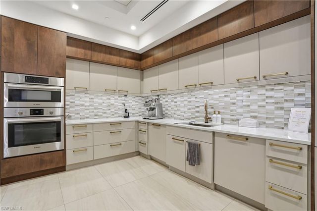 6585 Nicholas BLVD 902, Naples, FL 34108