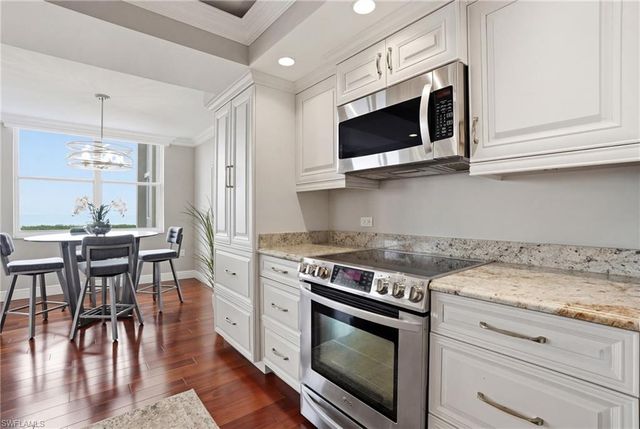 6585 Nicholas BLVD 902, Naples, FL 34108