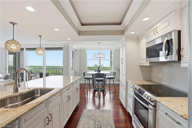 6585 Nicholas BLVD 902, Naples, FL 34108