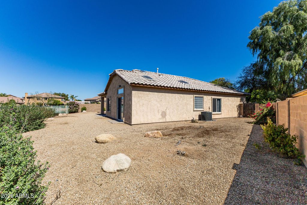 Image 25 of property listing at 1914 N 109TH Drive, Avondale, AZ 85323