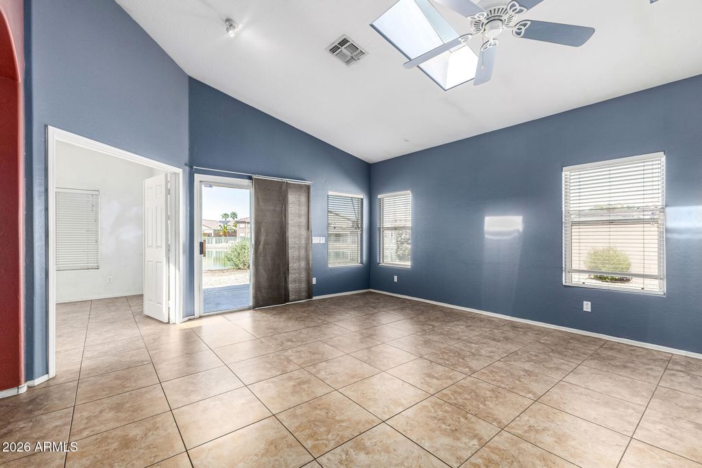 Image 4 of property listing at 1914 N 109TH Drive, Avondale, AZ 85323