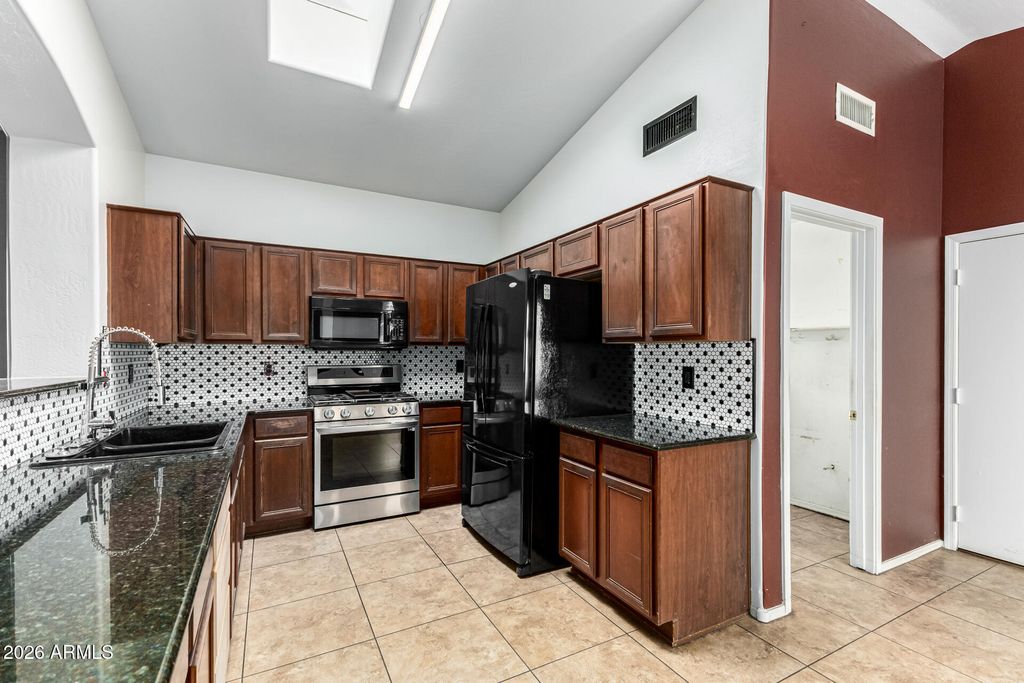 Image 6 of property listing at 1914 N 109TH Drive, Avondale, AZ 85323