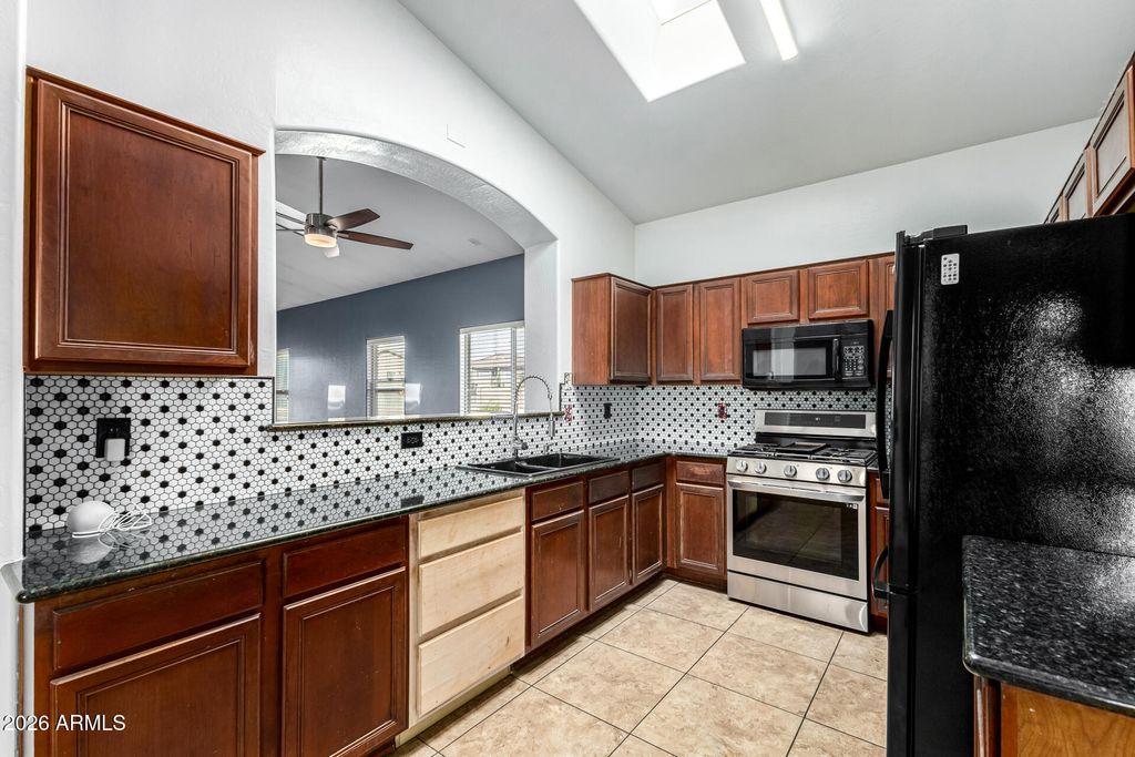 Image 7 of property listing at 1914 N 109TH Drive, Avondale, AZ 85323