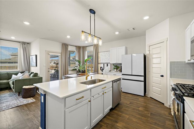 219 Greens Bayou TRL, Hutto, TX 78634