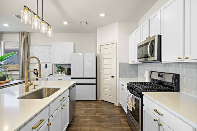 219 Greens Bayou TRL, Hutto, TX 78634