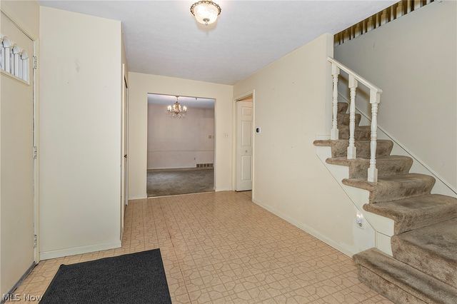 692 Davidson Drive, Highland Heights, OH 44143