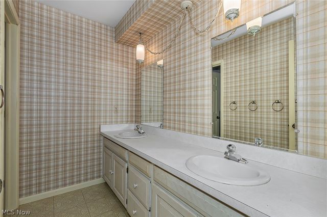 692 Davidson Drive, Highland Heights, OH 44143