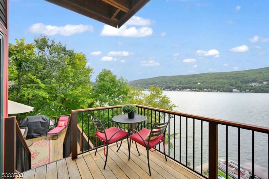 10 Van Orden Ln, Greenwood Lake, NY 10925