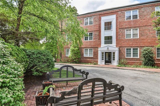 925 S Hanley Road E, St Louis, MO 63105