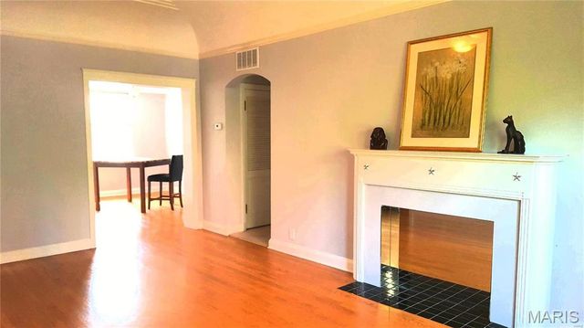 925 S Hanley Road E, St Louis, MO 63105