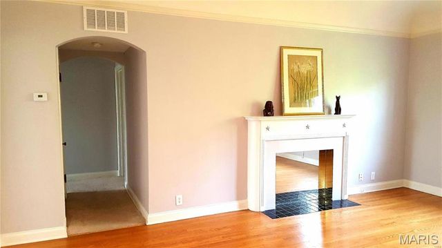 925 S Hanley Road E, St Louis, MO 63105