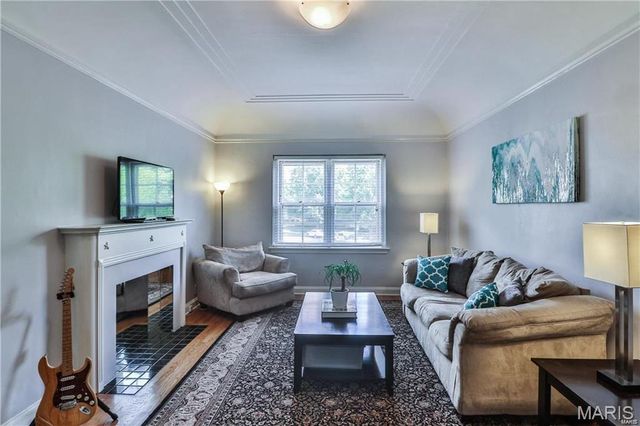 925 S Hanley Road E, St Louis, MO 63105