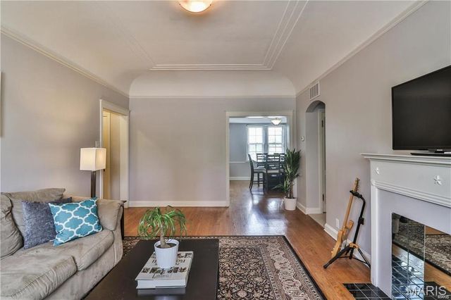 925 S Hanley Road E, St Louis, MO 63105