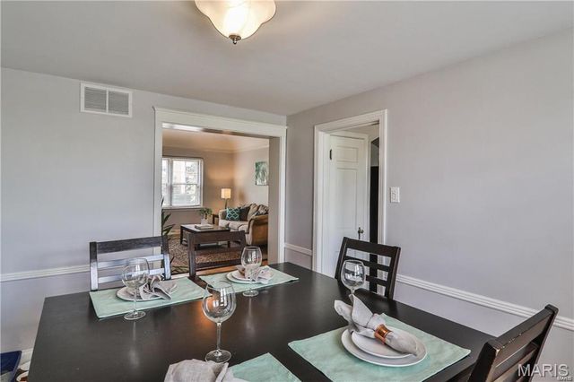 925 S Hanley Road E, St Louis, MO 63105