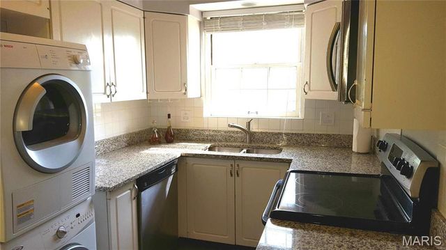 925 S Hanley Road E, St Louis, MO 63105