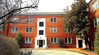 925 S Hanley Road E, St Louis, MO 63105