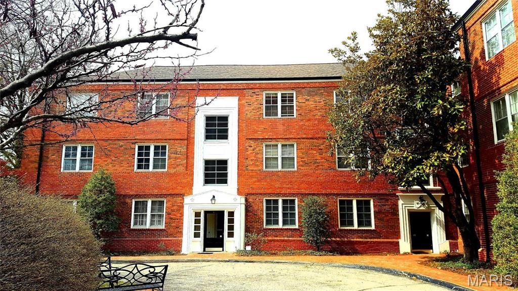 925 S Hanley Road E, St Louis, MO 63105