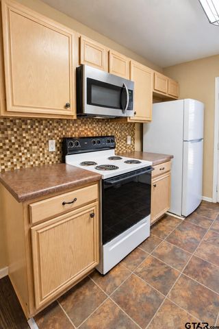 211 Willowbrook Ln, Whitehouse, TX 75791