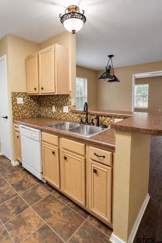 211 Willowbrook Ln, Whitehouse, TX 75791