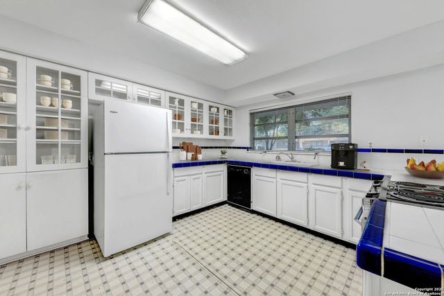 127 Meadowood Lane, San Antonio, TX 78216