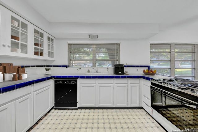 127 Meadowood Lane, San Antonio, TX 78216