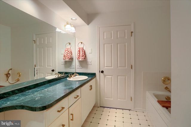 19 STERLING CT, Hershey, PA 17033